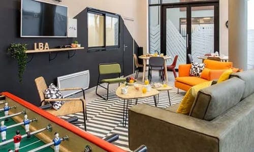 C. Hôtels avec matelas en cuir